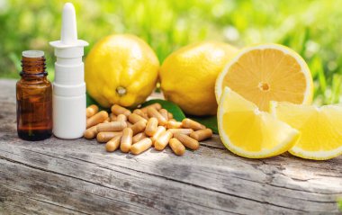 limon yağı şişede. Seçici odaklanma. Doğa.