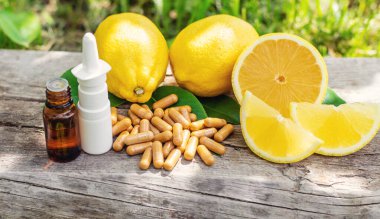 limon yağı şişede. Seçici odaklanma. Doğa.