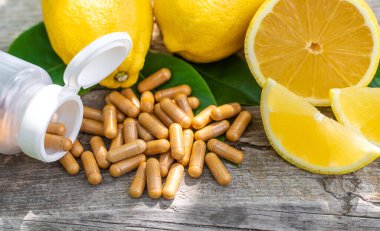 limon yağı şişede. Seçici odaklanma. Doğa.