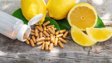 limon yağı şişede. Seçici odaklanma. Doğa.