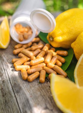 limon yağı şişede. Seçici odaklanma. Doğa.