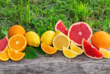 Farklı narenciye dilimlenmiş arka plan. Seçici odaklanma. yiyecek.