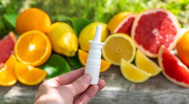 Şişedeki turunçgil yağı. Seçici odaklanma. Doğa.