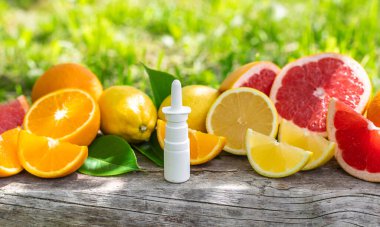 Şişedeki turunçgil yağı. Seçici odaklanma. Doğa.