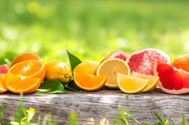 Farklı narenciye dilimlenmiş arka plan. Seçici odaklanma. yiyecek.