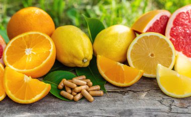 Şişedeki turunçgil yağı. Seçici odaklanma. Doğa.