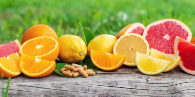 Şişedeki turunçgil yağı. Seçici odaklanma. Doğa.