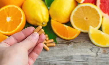 Şişedeki turunçgil yağı. Seçici odaklanma. Doğa.