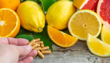 Şişedeki turunçgil yağı. Seçici odaklanma. Doğa.