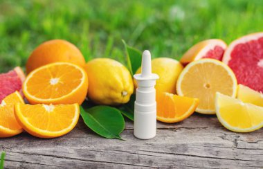 Şişedeki turunçgil yağı. Seçici odaklanma. Doğa.