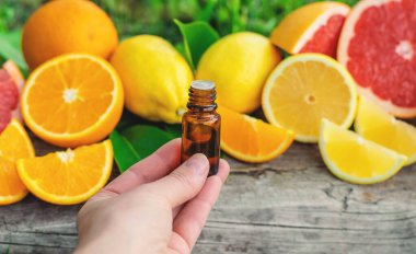 Şişedeki turunçgil yağı. Seçici odaklanma. Doğa.