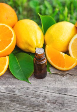 Şişedeki turunçgil yağı. Seçici odaklanma. Doğa.