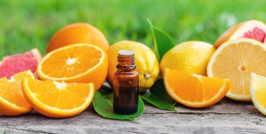 Şişedeki turunçgil yağı. Seçici odaklanma. Doğa.