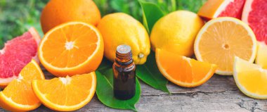 Şişedeki turunçgil yağı. Seçici odaklanma. Doğa.