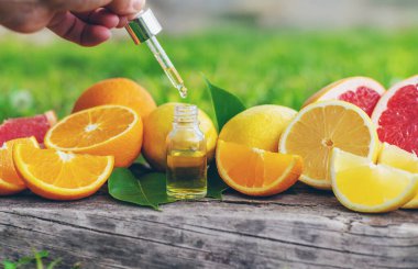 Şişedeki turunçgil yağı. Seçici odaklanma. Doğa.