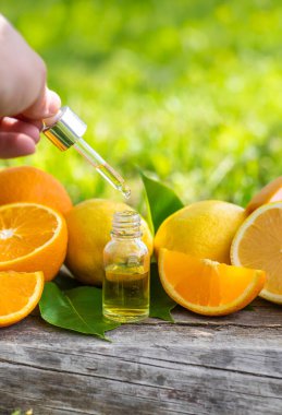 Şişedeki turunçgil yağı. Seçici odaklanma. Doğa.
