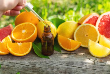 Şişedeki turunçgil yağı. Seçici odaklanma. Doğa.