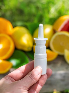 Şişedeki turunçgil yağı. Seçici odaklanma. Doğa.