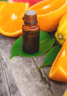 Şişedeki turunçgil yağı. Seçici odaklanma. Doğa.