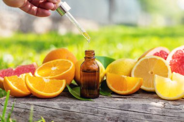 Şişedeki turunçgil yağı. Seçici odaklanma. Doğa.