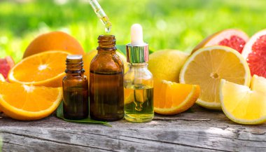 Şişedeki turunçgil yağı. Seçici odaklanma. Doğa.