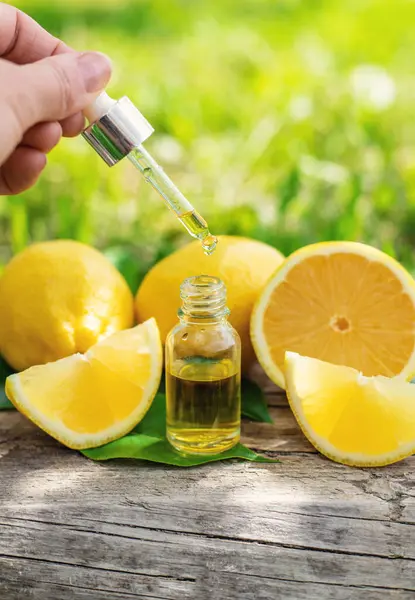 limon yağı şişede. Seçici odaklanma. Doğa.