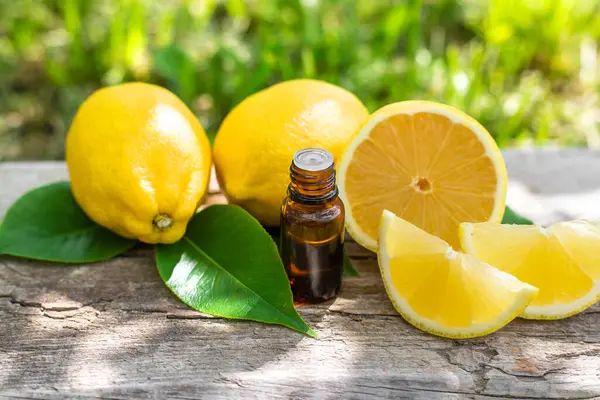 limon yağı şişede. Seçici odaklanma. Doğa.