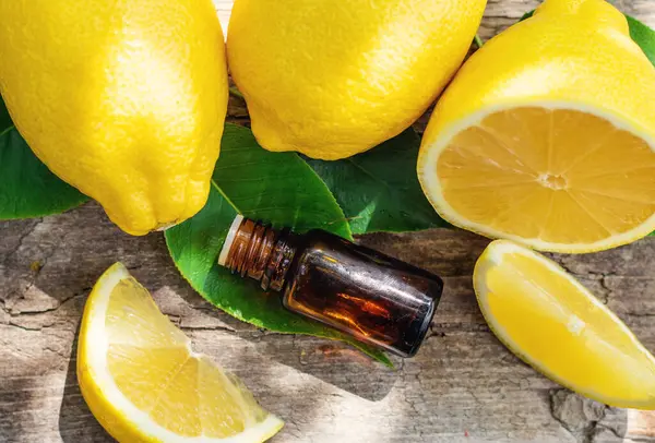 limon yağı şişede. Seçici odaklanma. Doğa.