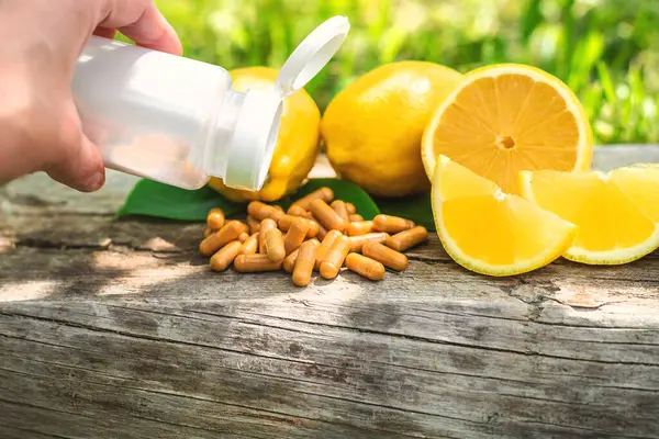 limon yağı şişede. Seçici odaklanma. Doğa.