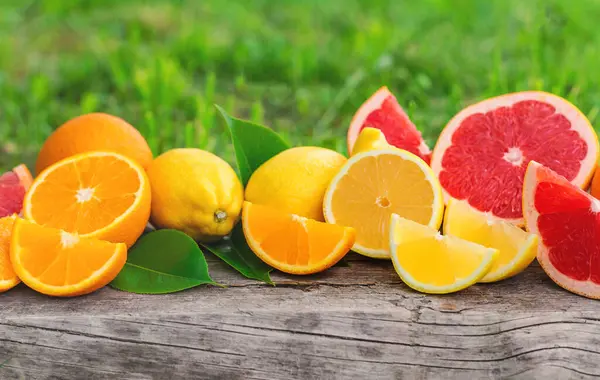 Farklı narenciye dilimlenmiş arka plan. Seçici odaklanma. yiyecek.