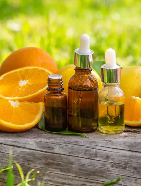 Şişedeki turunçgil yağı. Seçici odaklanma. Doğa.