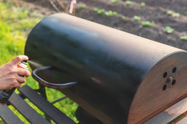 Sprey boyayla resim yapan adam. Seçici odaklanma. insanlar.