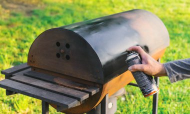 Sprey boyayla resim yapan adam. Seçici odaklanma. insanlar.