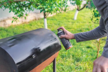 Sprey boyayla resim yapan adam. Seçici odaklanma. insanlar.