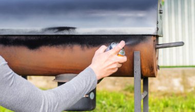 Sprey boyayla resim yapan adam. Seçici odaklanma. insanlar.