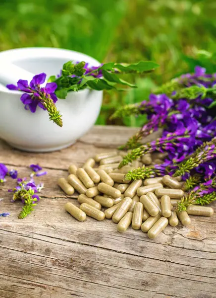 Azgın keçi ağacı alternatif ilaç çıkartır. Seçici Odaklanma. Doğa.