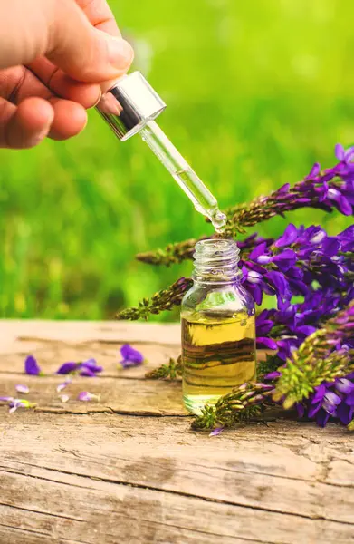 Azgın keçi ağacı alternatif ilaç çıkartır. Seçici Odaklanma. Doğa.