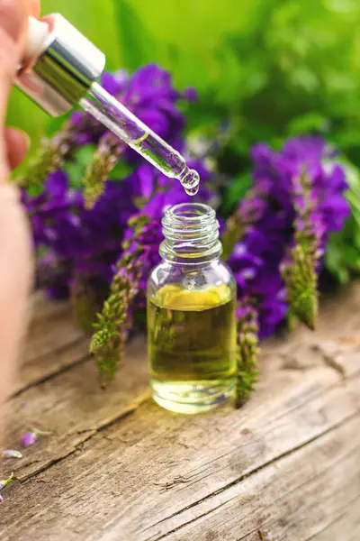 Azgın keçi ağacı alternatif ilaç çıkartır. Seçici Odaklanma. Doğa.