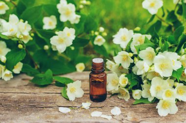 Yasemin yağı ve çiçekler. Seçici odaklanma. Doğa.