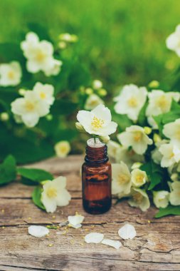 Yasemin yağı ve çiçekler. Seçici odaklanma. Doğa.