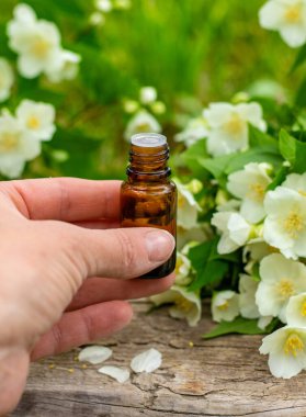 Yasemin yağı ve çiçekler. Seçici odaklanma. Doğa.