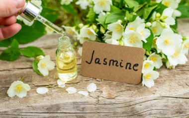 Yasemin yağı ve çiçekler. Seçici odaklanma. Doğa.