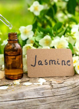 Yasemin yağı ve çiçekler. Seçici odaklanma. Doğa.