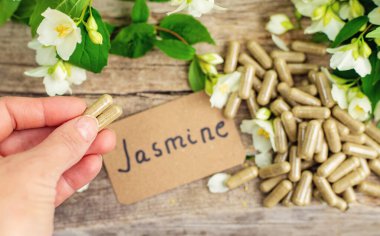 Yasemin yağı ve çiçekler. Seçici odaklanma. Doğa.