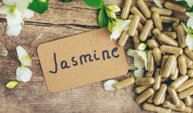 Yasemin yağı ve çiçekler. Seçici odaklanma. Doğa.