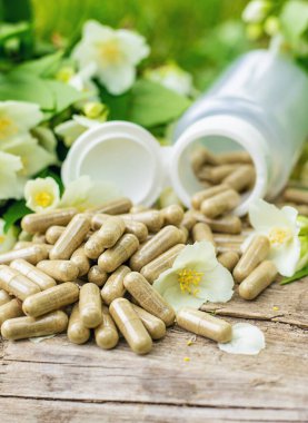 Yasemin yağı ve çiçekler. Seçici odaklanma. Doğa.