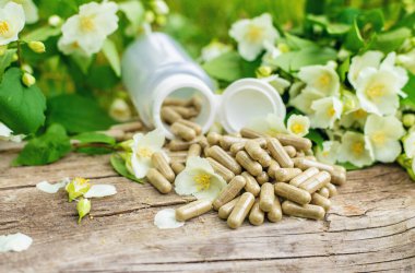 Yasemin yağı ve çiçekler. Seçici odaklanma. Doğa.