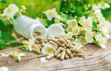 Yasemin yağı ve çiçekler. Seçici odaklanma. Doğa.