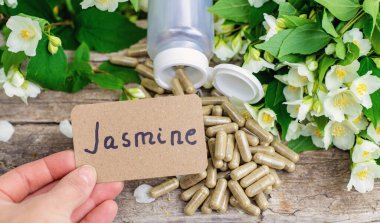 Yasemin yağı ve çiçekler. Seçici odaklanma. Doğa.