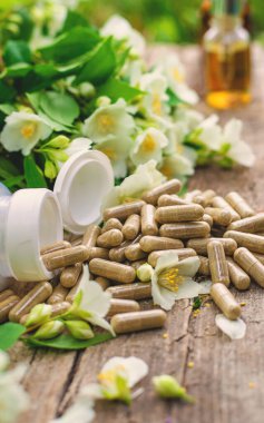 Yasemin yağı ve çiçekler. Seçici odaklanma. Doğa.